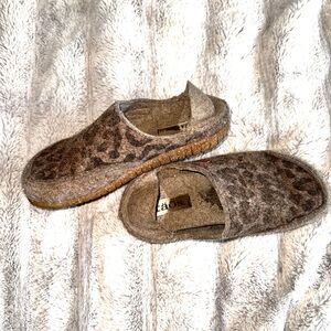 Taos unisex convertawool Leopard Clog Slippers